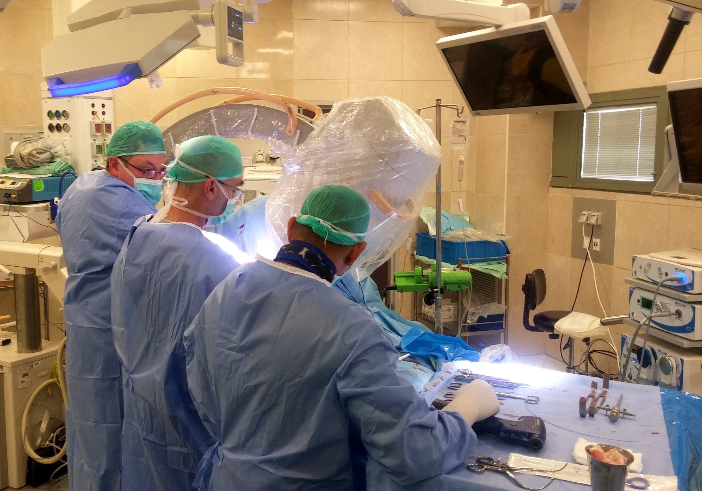 ניתוח אורתופדי לשחזור מפרק כתף באמצעות מתקן קיבוע ייעודי מתקדם – בוצע במרכז הרפואי זיו