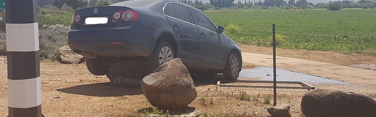 תאונה: רכב פרטי עלה על סלע