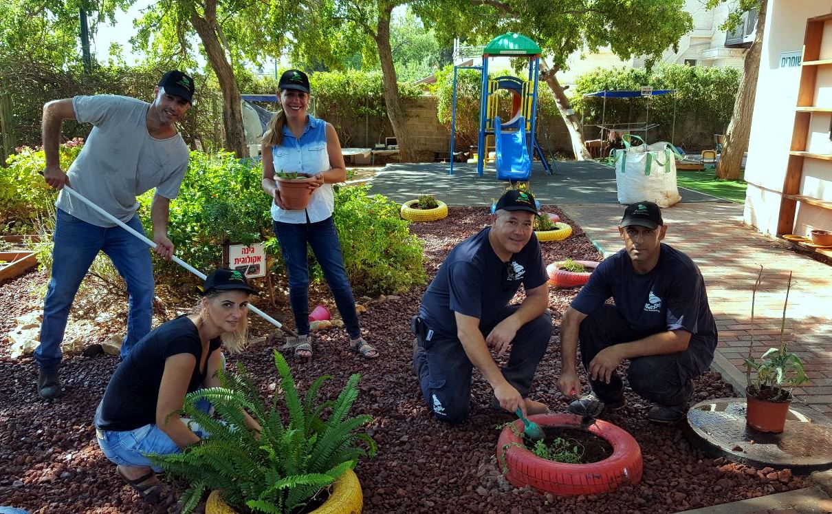 למען הקהילה: עובדי עוף הגליל שדרגו את הגן לפתיחת השנה