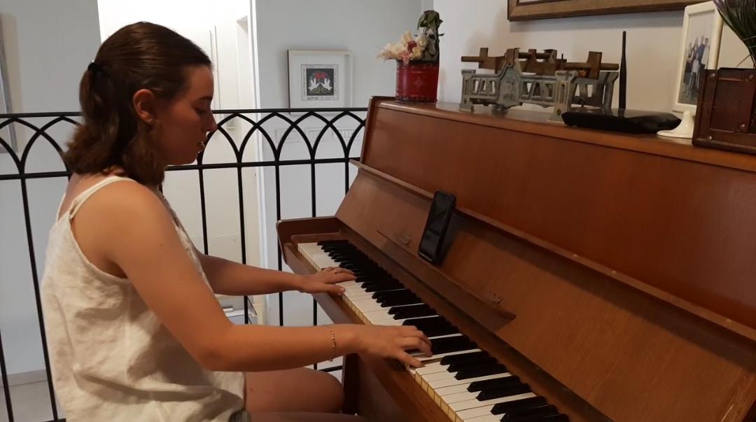 עדן יעקובוביץ נגנית פסנתר מקריית שמונה בעיבודים מוזיקליים של פיוטים ליום הכיפורים