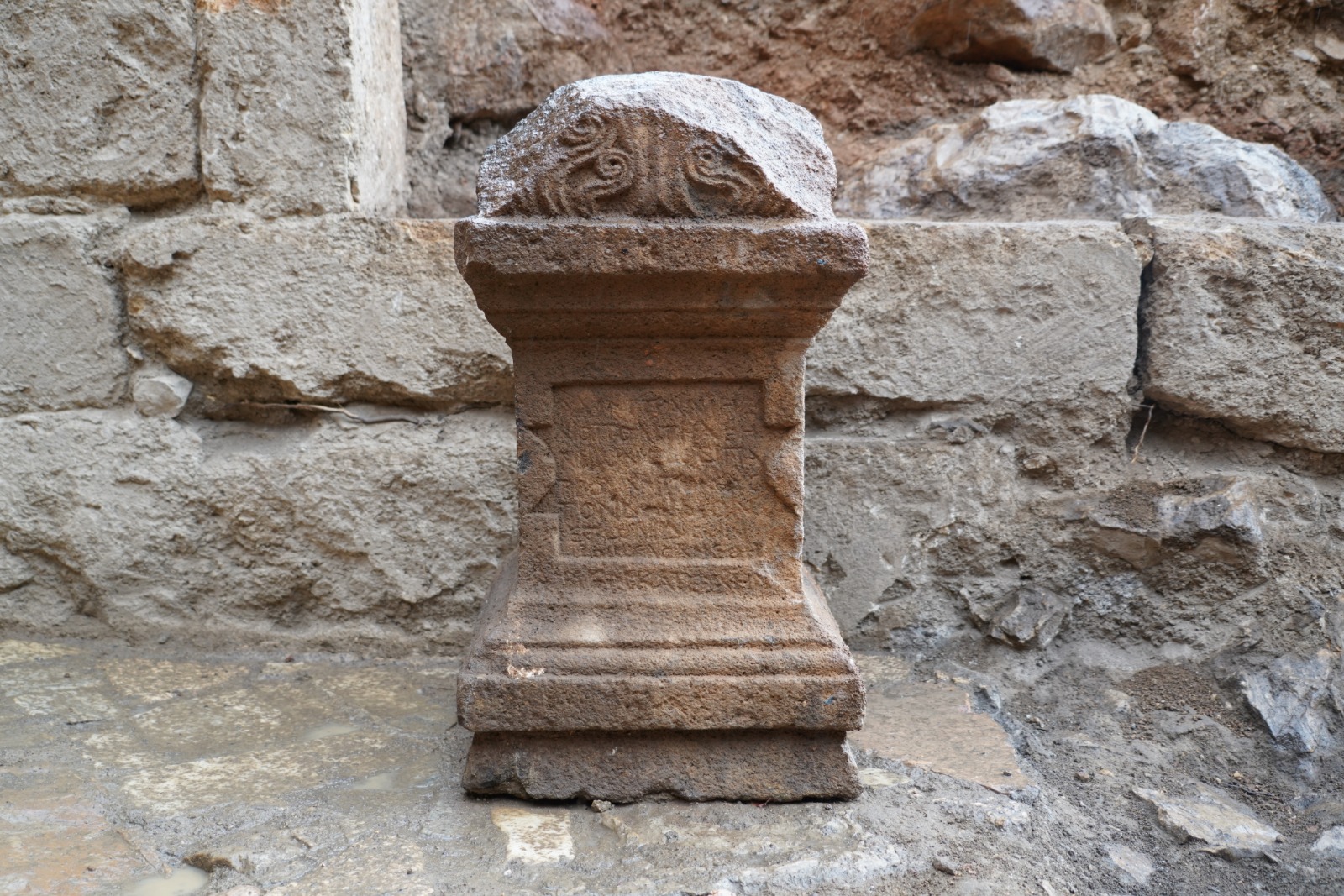 מזבח לאל פאן נושא כתובת יוונית מהמאה השנייה לספירה התגלה בחפירות בשמורת הטבע הבניאס