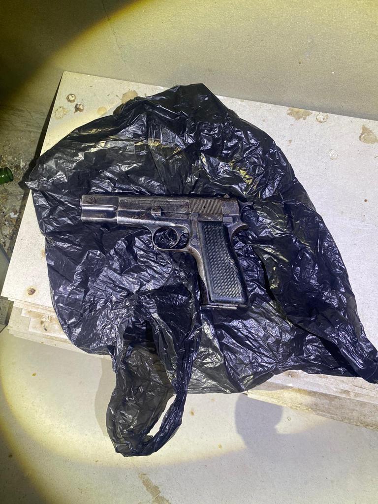 בחיפוש בבית בכפר טובא נתפס אקדח מסוג F.N ובמקום נעצרו 2 חשודים