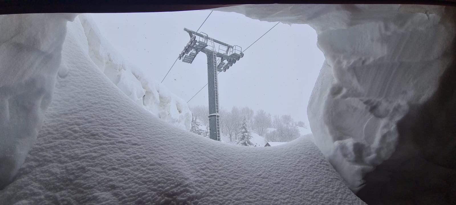 שלג יורד באתר החרמון גובה השלג עומד על 1.70 מטרים:
