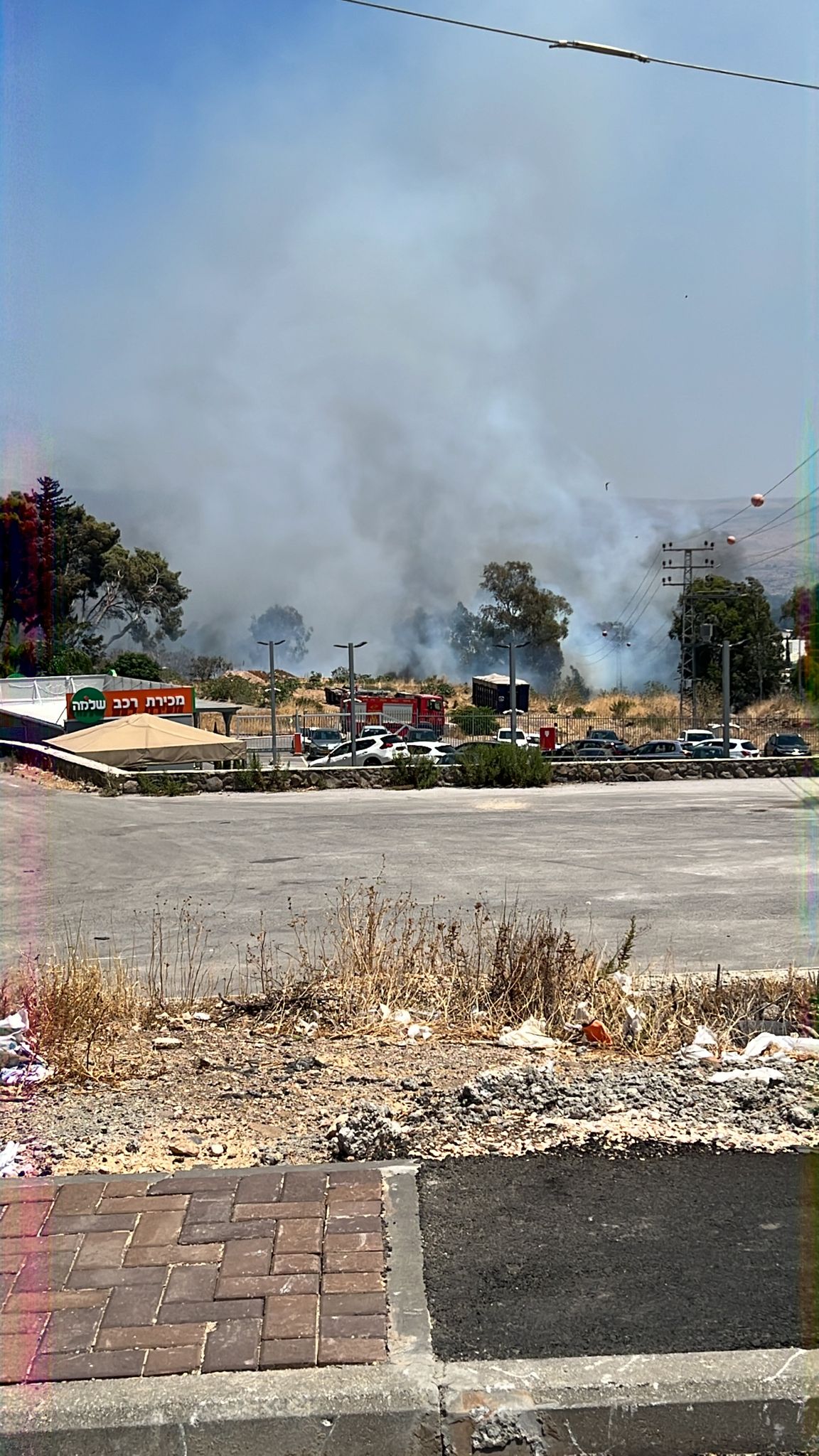 שריפה בשטח פתוח באזור תעשייה צפוני בקריית שמונה: השריפה אינה בשליטה אך מתוחמת על ידי כבאות והצלה