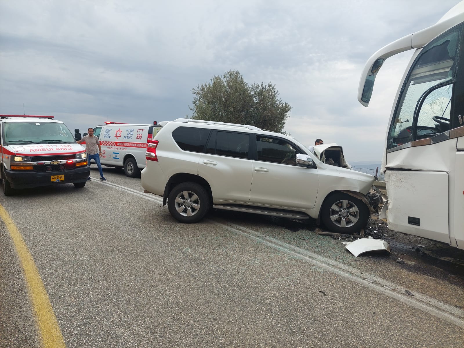 תאונת דרכים בין אוטובוס לרכב בכביש 99 סמוך לצומת שיאון: 14 פצועים במצב בינוני וקל