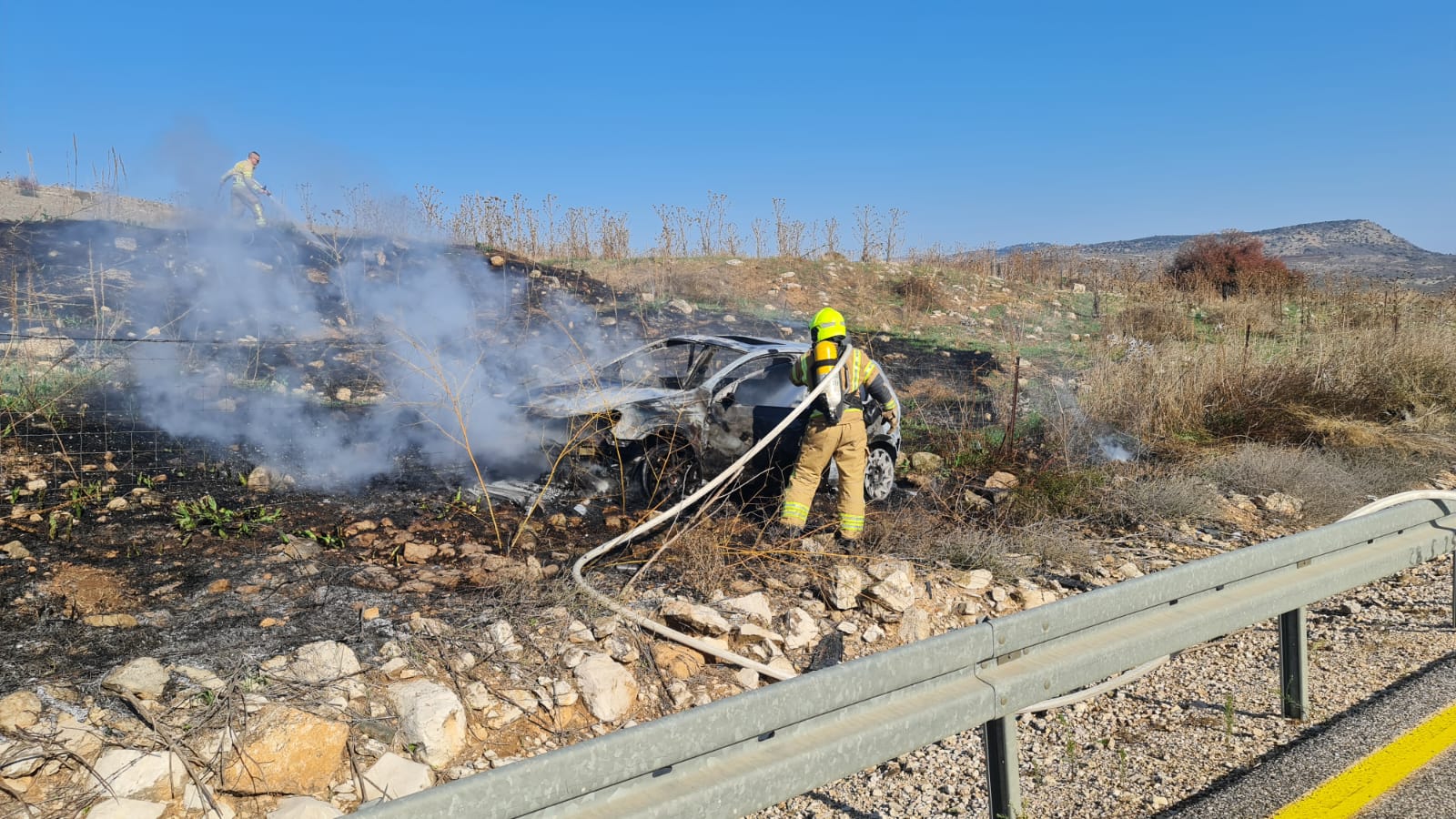 שריפת רכב ושדה קוצים בכביש 899 סמוך מלכיה: לוחמי האש השתלטו על השריפה
