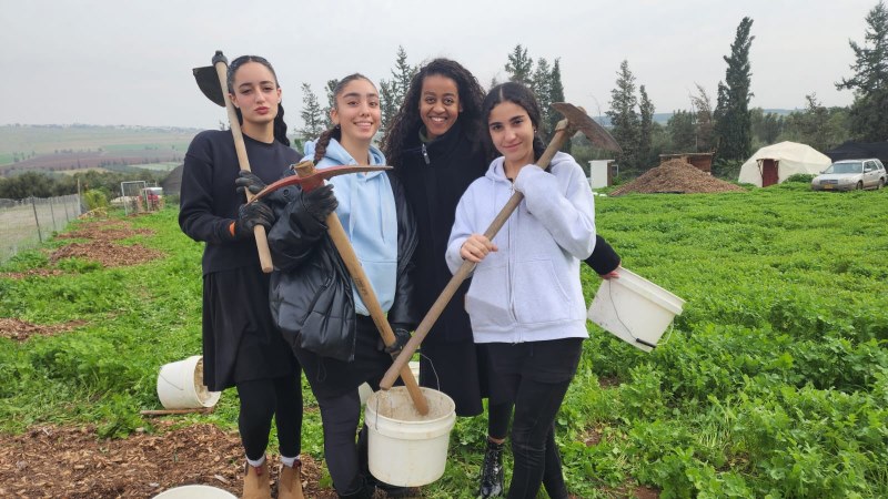 התלמידות שומרות על ענף החקלאות הישראלי