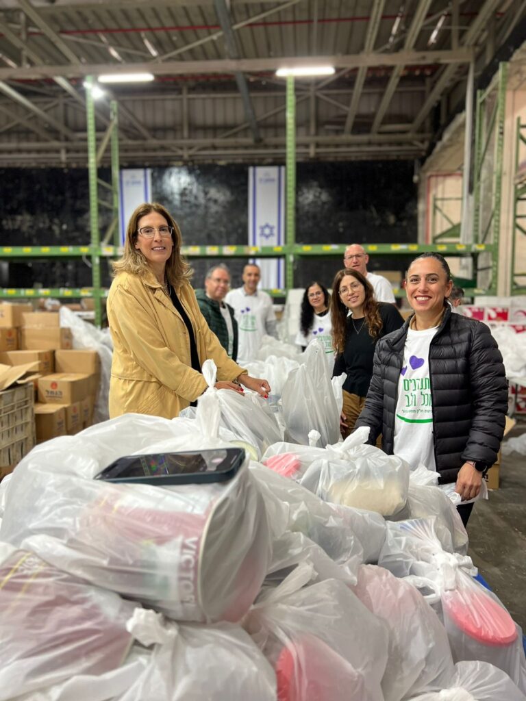 מאות עובדי ‘בנק דיסקונט’ ו’תנובה’ הגיעו להתנדב באריזת סלי מזון למשפחות במעגל העוני