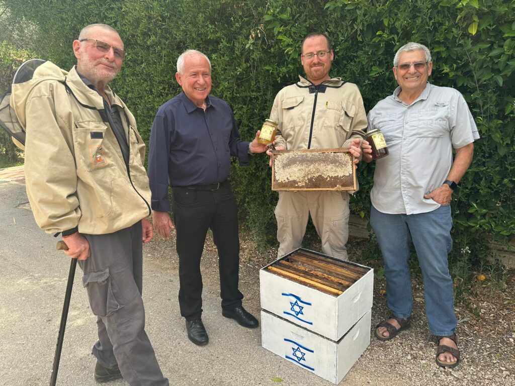 אופי רייך מנכ"ל מועצת הדבש, יניב סימון, שר החקלאות אבי דיכטר ושבתאי סימון