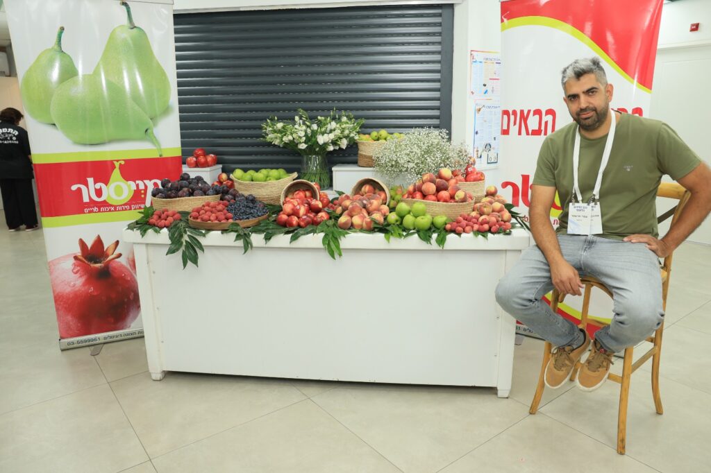 עמרי מייסטר - מייסטר שיווק פירות עם תוצרת גלילית משובחת . צילום: שרון רביבו.